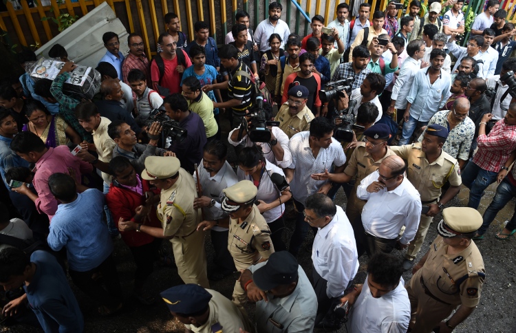 މުމްބާއީގެ ރޭލް ސްޓޭޝަނެއްގައި ފިތިގެން 22 މަރު