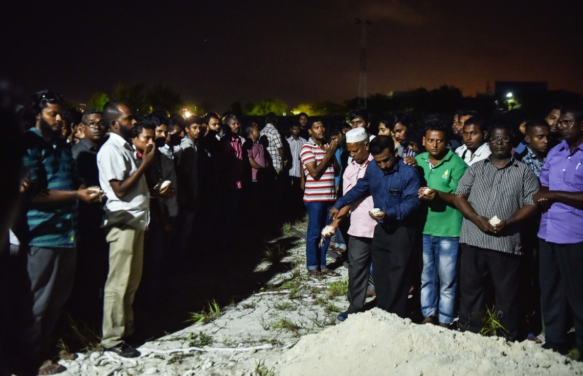 ސެޕްޓެމްބަރު 29، 2017- ހުޅުމާލޭގައި ރޭ ވަރަށް ކުއްލި ގޮތަކަށް މަރުވި ދެ ޒުވާނުން ކަމަށްވާ ތ. ތިމަރަފުށީ އަހުމަދު ހާމީން، 21، އަދި ދަފްތަރު ފާތުމަތު ސަމާ، 18، ގެ ޖަނާޒާ ހުޅުމާލޭގައި މިރޭ ކުރިއަށް ދަނީ-- ފޮޓޯ: މިހާރު