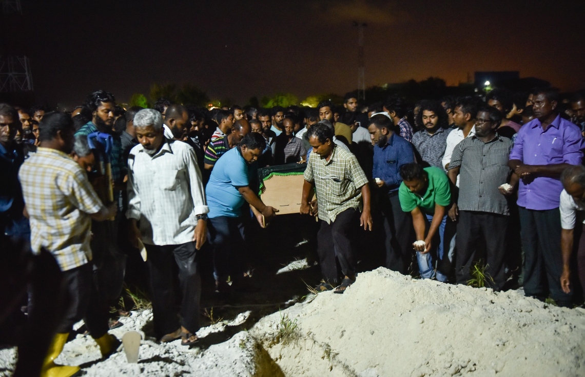 ސެޕްޓެމްބަރު 29، 2017- ހުޅުމާލޭގައި ރޭ ވަރަށް ކުއްލި ގޮތަކަށް މަރުވި ދެ ޒުވާނުން ކަމަށްވާ ތ. ތިމަރަފުށީ އަހުމަދު ހާމީން، 21، އަދި ދަފްތަރު ފާތުމަތު ސަމާ، 18، ގެ ޖަނާޒާ ހުޅުމާލޭގައި މިރޭ ކުރިއަށް ދަނީ-- ފޮޓޯ: މިހާރު