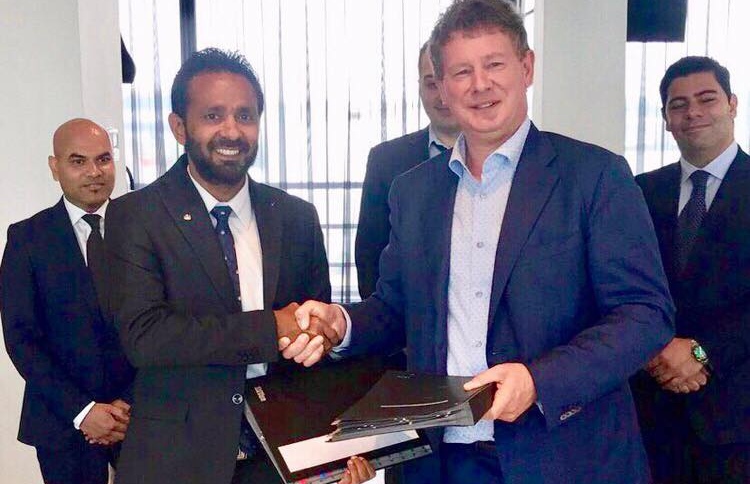 ޑްރެޖަރުގެ ފުރަތަމަ މަސައްކަތަކީ ކުޅުދުއްފުށީ އެއާޕޯޓު