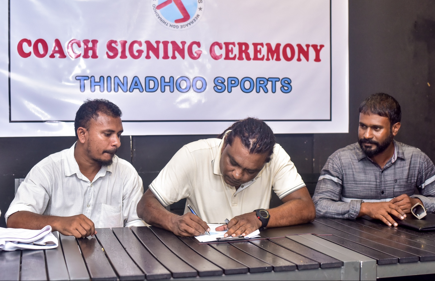 ތިނަދޫއާ އެކު އެއްބަސްވުމުގައި ސުޒޭން (މ) ސޮއިކުރަނީ.-- ފޮޓޯ: ނިޝާން އަލީ/ މިހާރު