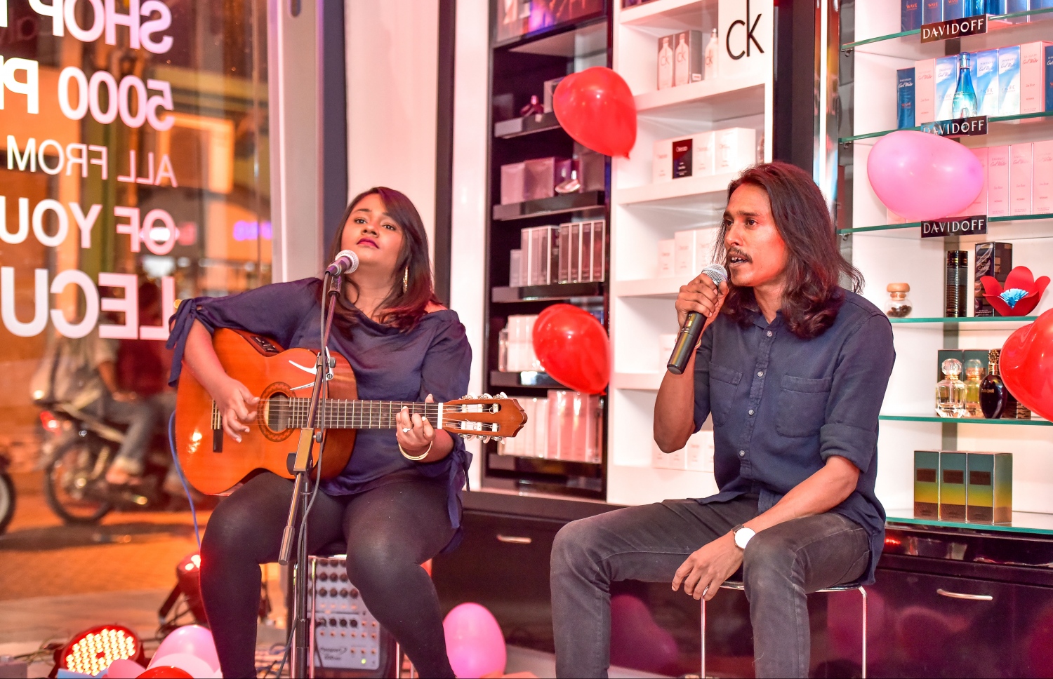 "ދޯ"ގެ ހަތަރު ވަނަ އަދަދު "ގުޅުން" ނެރުމަށް ލެކިއުޓްގައި ރޭ ބޭއްވި ހަފުލާގައި މީރާ އާއި ފާލިހު ލަވަ ކިޔަނީ --. ފޮޓޯ: ނިޝާން އަލީ/ މިހާރު