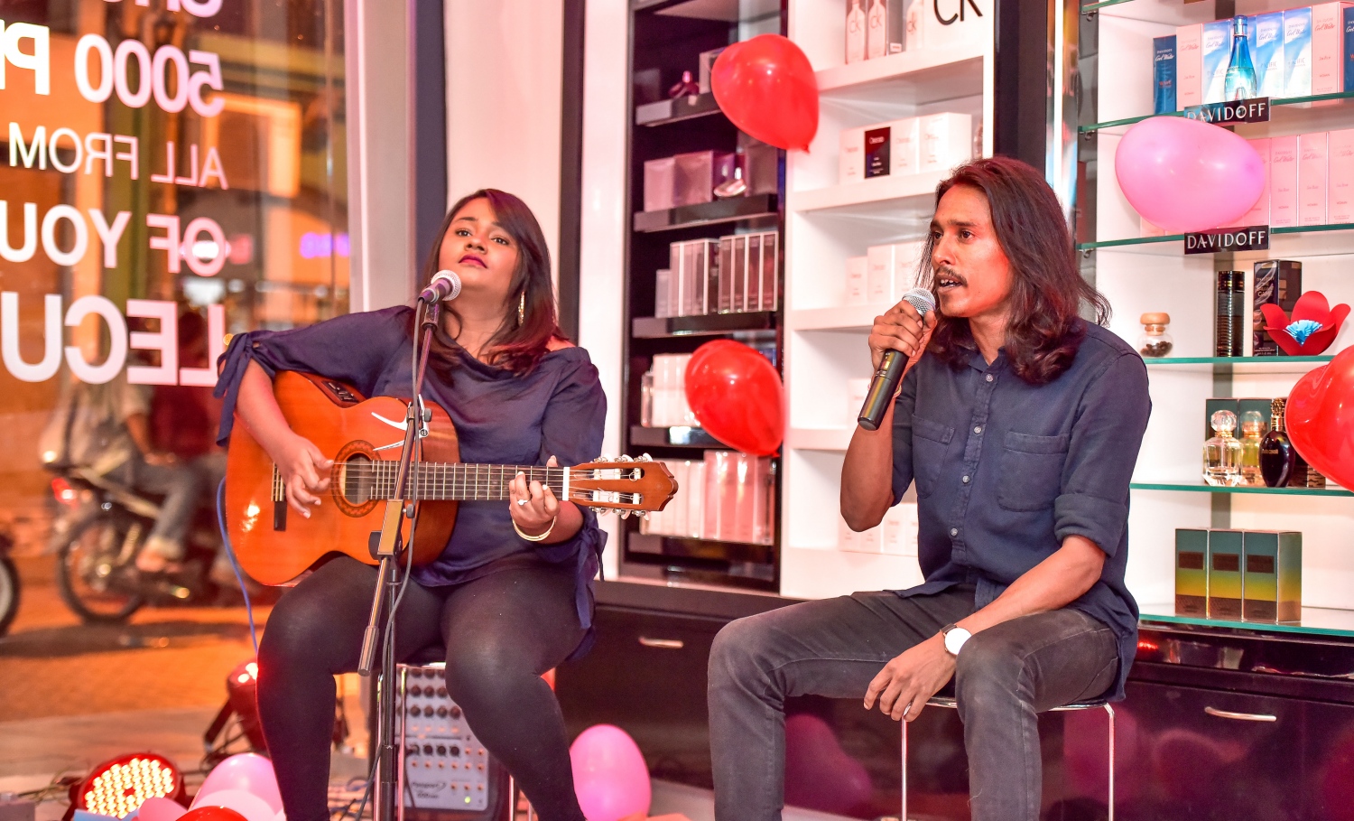 ލެކިއުޓްގައި ރޭ ބޭއްވި ހަފުލާގައި ފާލިހު އާއި މީރާ ލަވަކިޔަނީ -- ފޮޓޯ: ނިޝާން އަލީ/ މިހާރު