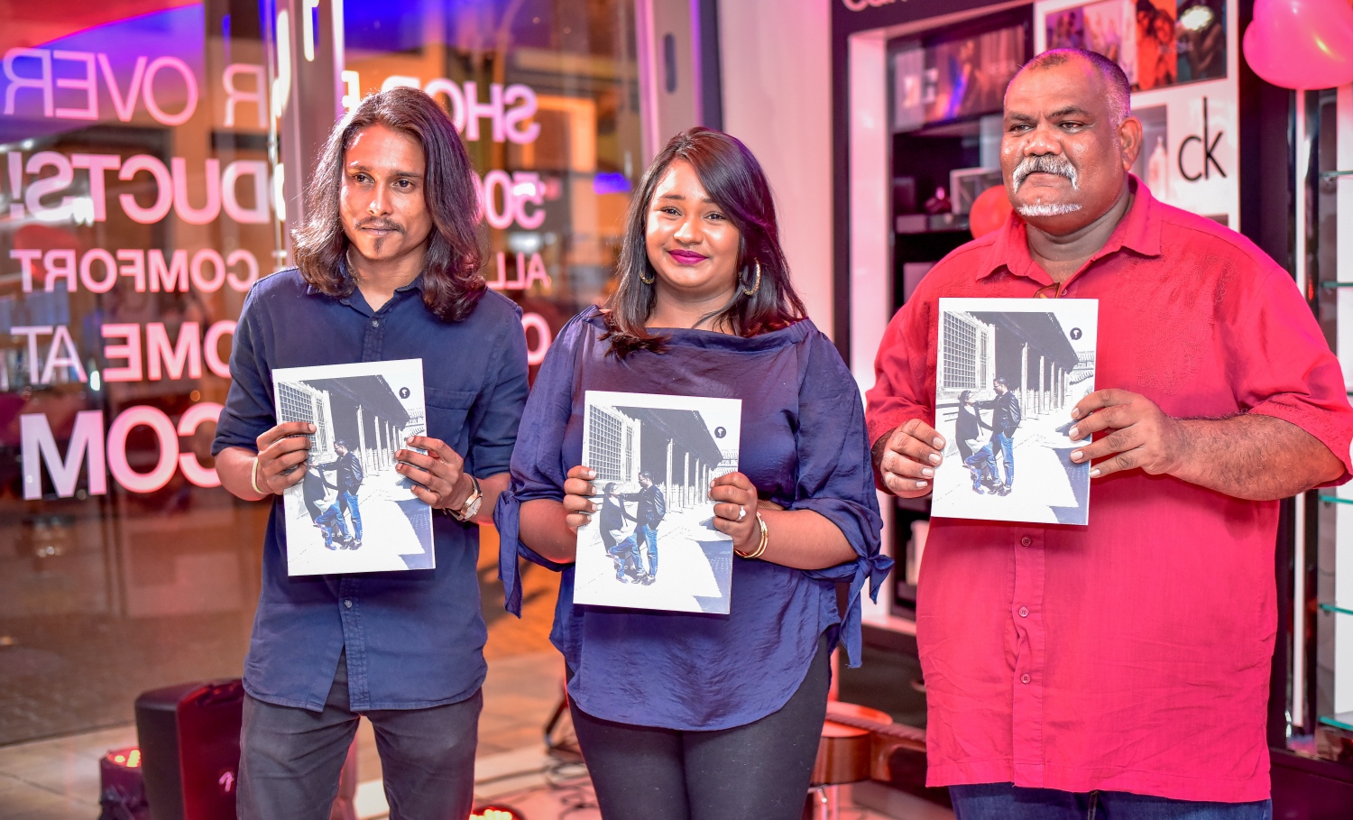 ލެކިއުޓްގައި ރޭ ބޭއްވި ހަފުލާގައި "ދޯ"ގެ ހަތަރު ވަނަ އަދަދު "ގުޅުން، ފިލްމު ޑައިރެކްޓަރު ޓެޑްރީ އާއި ލަވަކިޔުންތެރިޔާ މީރާ އާއި އޭނާގެ ފިރިމީހާ ފާލިހު ނެރެދެނީ -- ފޮޓޯ: ނިޝާން އަލީ/ މިހާރު