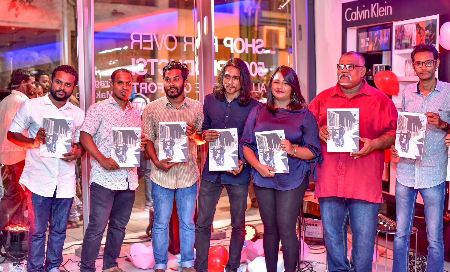 ލެކިއުޓްގައި ރޭ ބޭއްވި ހަފުލާގައި "ދޯ"ގެ ޓީމުގެ ބައެއް މެމްބަރުންނާ އެކު ޓެޑްރީ އާއި މީރާ އަދި ފާލިހު "ގުޅުން" އަދަދާ އެކު -- ފޮޓޯ: ނިޝާން އަލީ/ މިހާރު