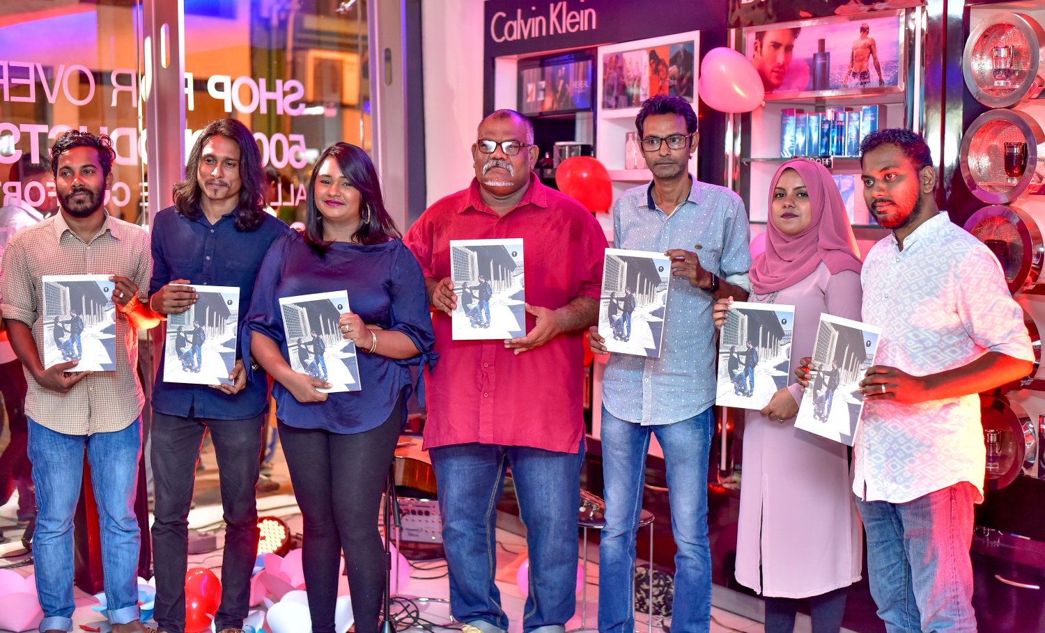 ލެކިއުޓްގައި ރޭ ބޭއްވި ހަފުލާގައި "ދޯ"ގެ ޓީމުގެ ބައެއް މެމްބަރުންނާ އެކު ޓެޑްރީ އާއި މީރާ އަދި ފާލިހު "ގުޅުން" އަދަދާ އެކު -- ފޮޓޯ: ނިޝާން އަލީ/ މިހާރު