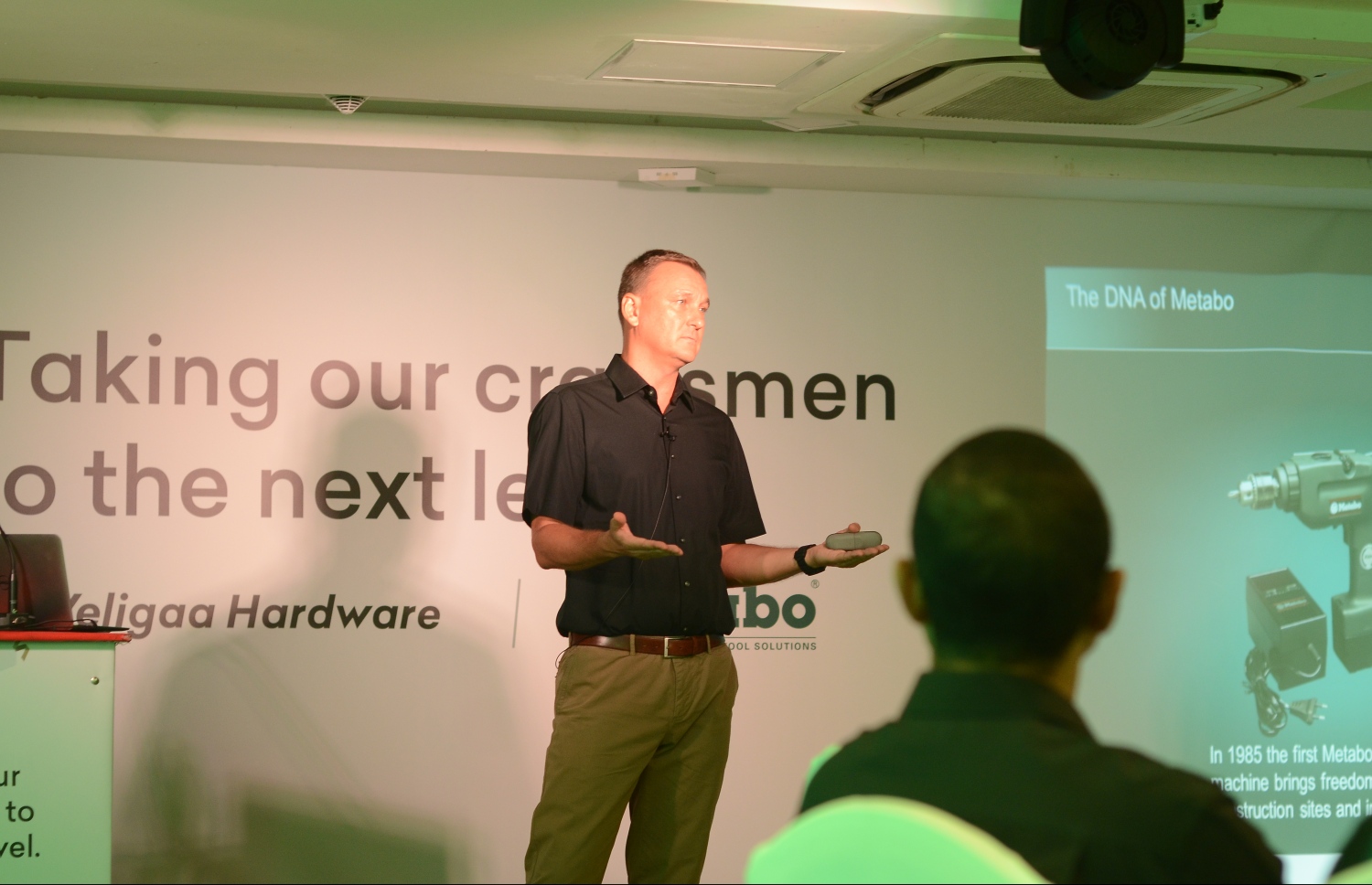 މެޓާބޯގެ އުފެއްދުންތަކާ ގުޅޭ ގޮތުން އެ ކުންފުނީގެ މެދުއިރުމަތީގެ އަދި ދެކުނު އޭޝިއާގެ ޖެނަރަލް މެނޭޖަރު މާސެލް ސީނިއާ މައުލޫމާތު ދެއްވަނީ.-- ފޮޓޯ: މިހާރު