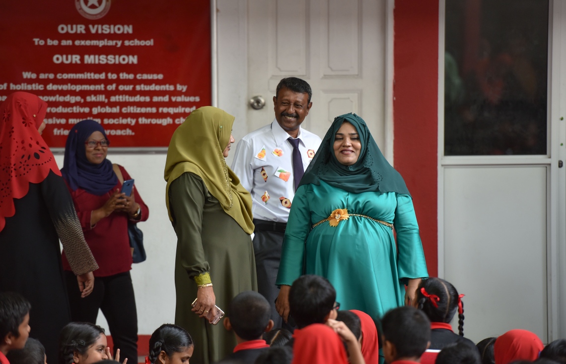 މާލެ: އޮކްޓޯބަރު 5، 2017: ތާޖުއްދީން ސްކޫލުގައި ޓީޗަރުންގެ ދުވަސް ފާހަގަ ކުރުމުގެ ގޮތުން ބޭއްވި ހާއްސަ އެސެމްބްލީގައި ޓީޗަރުންނާއި ދަރިވަރުންތަކެއް ބައިވެރިވަނީ.-- ފޮޓޯ: ހުސެން ވަހީދު/ މިހާރު