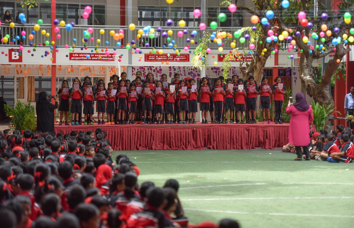 މާލެ: އޮކްޓޯބަރު 5، 2017: ތާޖުއްދީން ސްކޫލުގައި ޓީޗަރުންގެ ދުވަސް ފާހަގަ ކުރުމުގެ ގޮތުން ބޭއްވި ހާއްސަ އެސެމްބްލީގައި ދަރިވަރުންތަކެއް ބައިވެރިވަނީ.-- ފޮޓޯ: ހުސެން ވަހީދު/ މިހާރު