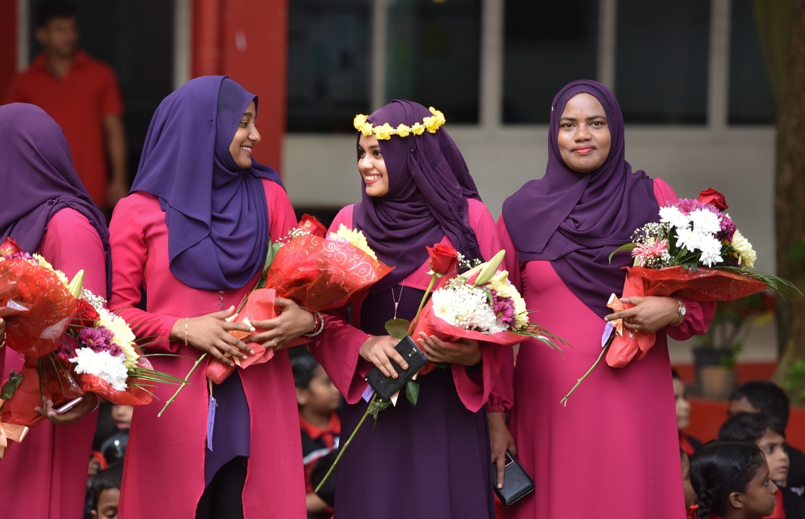 މާލެ: އޮކްޓޯބަރު 5، 2017: އިސްކަންދަރު ސްކޫލުގައި ޓީޗަރުންގެ ދުވަސް ފާހަގަ ކުރުމުގެ ގޮތުން ބޭއްވި ހަރަކާތުގައި ޓީޗަރުން ބައިވެރިވަނީ.-- ފޮޓޯ: ހުސެން ވަހީދު/ މިހާރު