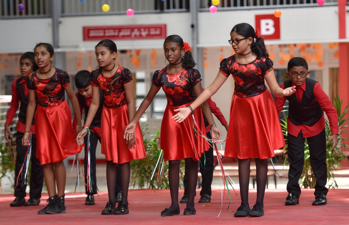 މާލެ: އޮކްޓޯބަރު 5، 2017: އިސްކަންދަރު ސްކޫލުގައި ޓީޗަރުންގެ ދުވަސް ފާހަގަ ކުރުމުގެ ގޮތުން ބޭއްވި ހަރަކާތުގައި ދަރިވަރުންތަކެއް ބައިވެރިވަނީ.-- ފޮޓޯ: ހުސެން ވަހީދު/ މިހާރު