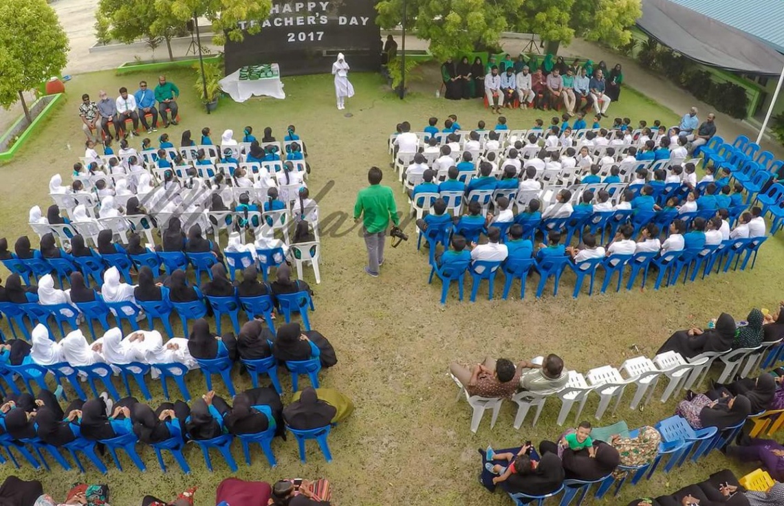 މާލެ: އޮކްޓޯބަރު 5، 2017: މާފަރު ސްކޫލުގައި ޓީޗަރުންގެ ދުވަސް ފާހަގަ ކުރުމުގެ ގޮތުން ބޭއްވި ހާއްސަ އެސެމްބްލީގައި ޓިޗަރުންނާއި ދަރިވަރުންތަކެއް ބައިވެރިވަނީ.