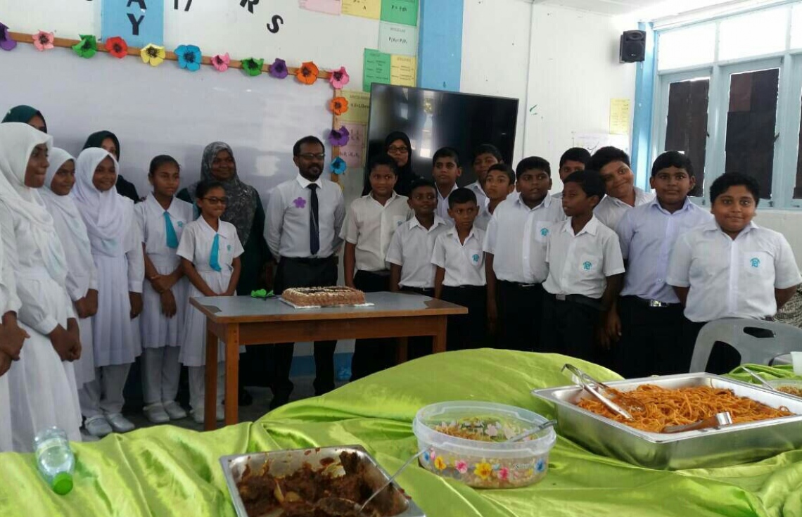 މާލެ: އޮކްޓޯބަރު 5، 2017: އއ. ތައުލީމީ މަރުކަޒުގައި ޓީޗަރުންގެ ދުވަސް ފާހަގަ ކުރުމުގެ ގޮތުން ބޭއްވި ހަރަކާތުގައި ޓީޗަރަކު ދަރިވަރުންތަކާއެކު ފޮޓޯއަކަށް ހުއްޓިގެން.-- ފޮޓޯ: ހުސެން ވަހީދު/ މިހާރު