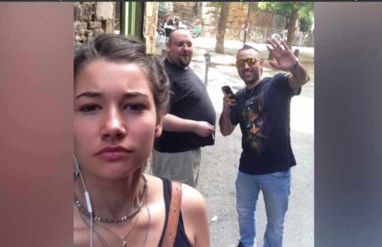 މަގުމަތިން ފޮށޭ މީހުންނާ އެކީ ސެލްފީ ނަގާ ޒުވާނާ