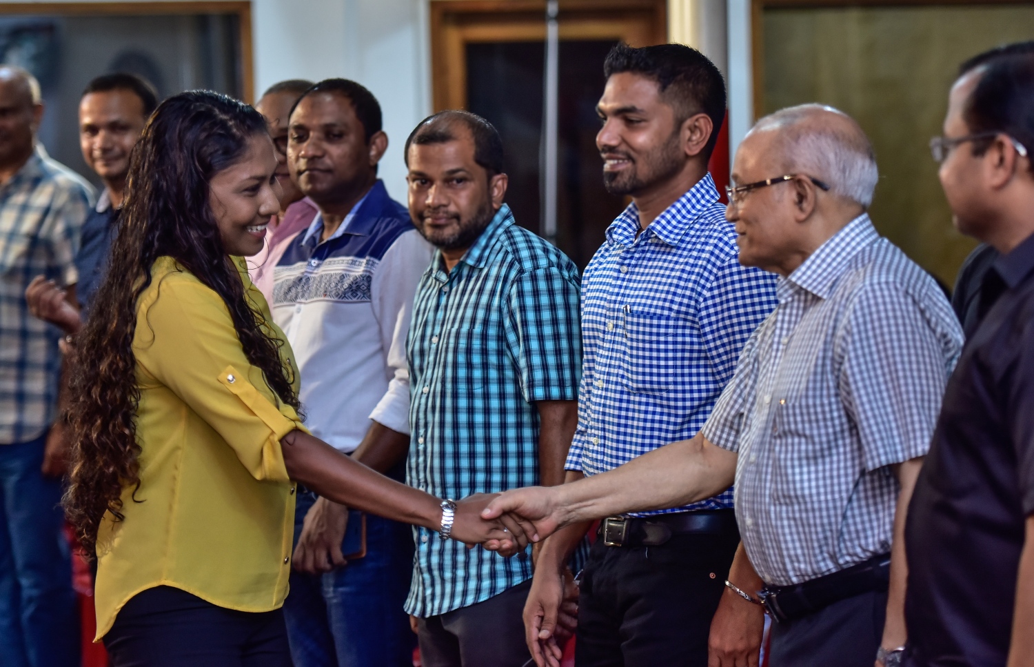 މިރޭގެ ޖަލްސާގައި ގާނޫނީ ވަހީލު ހިސާންގެ ވާހަކަ އަށް ފަހު، ކުރީގެ ރައީސް މައުމޫންއާ ސަލާމް ކުރައްވަނީ.---ފޮޓޯ: ހުސެއިން ވަހީދު/މިހާރު