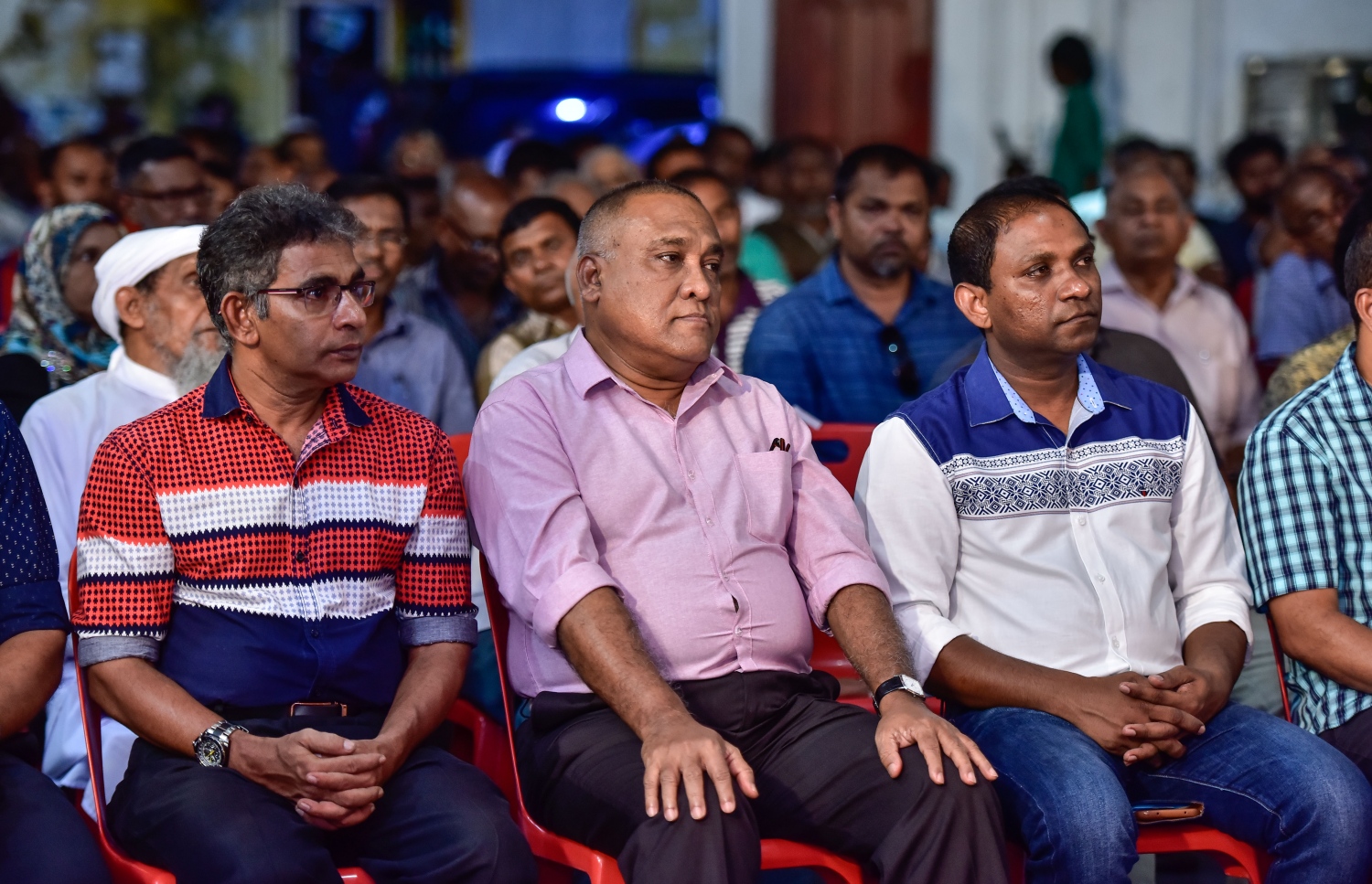 އިދިކޮޅު ފަރާތްތަކުން މިރޭ ބޭއްވި ޖަލްސާގެ ތެރެއިން.---ފޮޓޯ: ހުސެއިން ވަހީދު/މިހާރު
