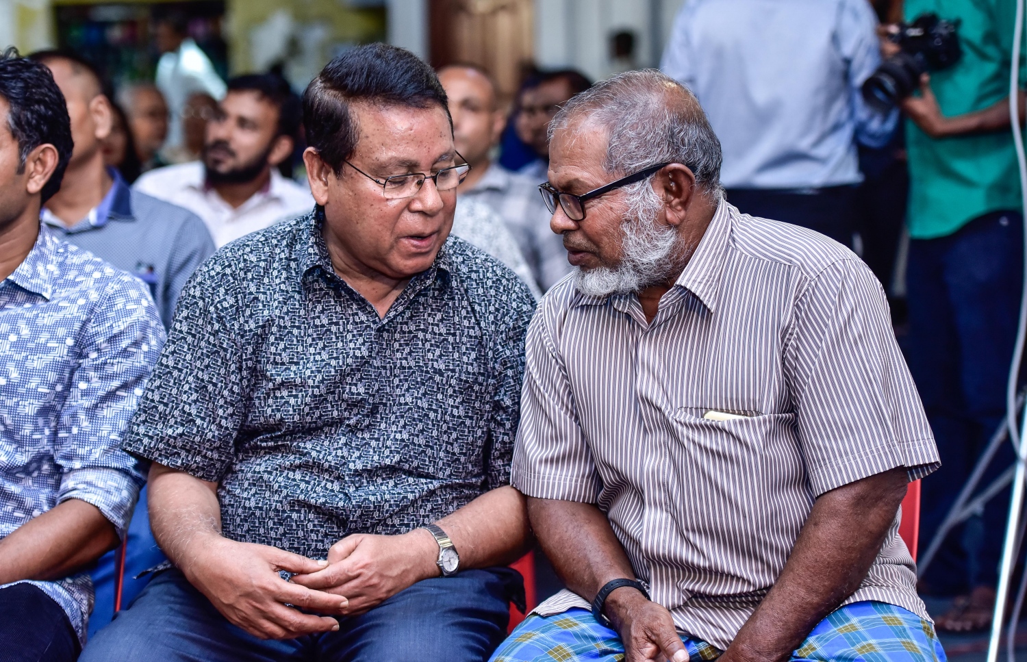 އިދިކޮޅު ފަރާތްތަކުން ކުނޫޒްގައި މިރޭ ބޭއްވި ޖަލްސާގައި މަތިވެރި ދާއިރާގެ މެމްބަރު ހުސެއިން މުހައްމަދު (ވ) އާއި އަދާލަތު ޕާޓީގެ ރައީސް އިމްރާންގެ ބައްޕަ (ކ) ވާހަކަ ދައްކަވަނީ.---ފޮޓޯ: ހުސެއިން ވަހީދު/މިހާރު