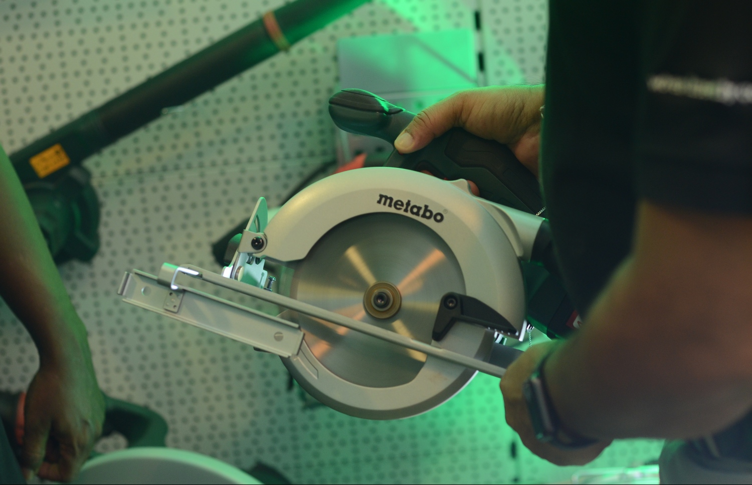 "މެޓާބޯ" ރާއްޖެ އަށް ތައާރަފް ކުރަން ބޭއްވި ރަސްމިއްޔާތުގައި ޓޫލެއް ދައްކާލަނީ.-- ފޮޓޯ: މިހާރު