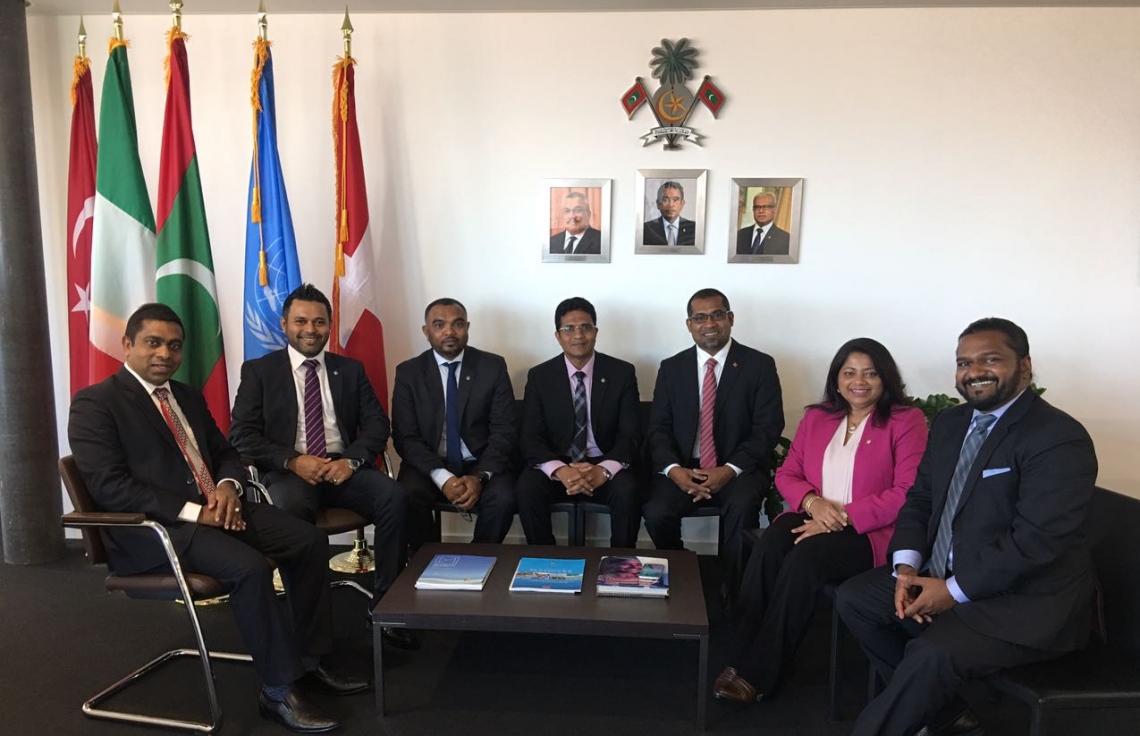 ރާއްޖޭގެ ސިޔާސީ މަސްރަހާ ގުޅޭ ކަންކަން ބައިނަލްއަގްވާމީ އެކިއެކި ޖަމާއަތްތަކާ ހިއްސާ ކުރުމަށް ޖެނީވާ އަށް ވަޑައިގެންނެވި ބޭފުޅުން.