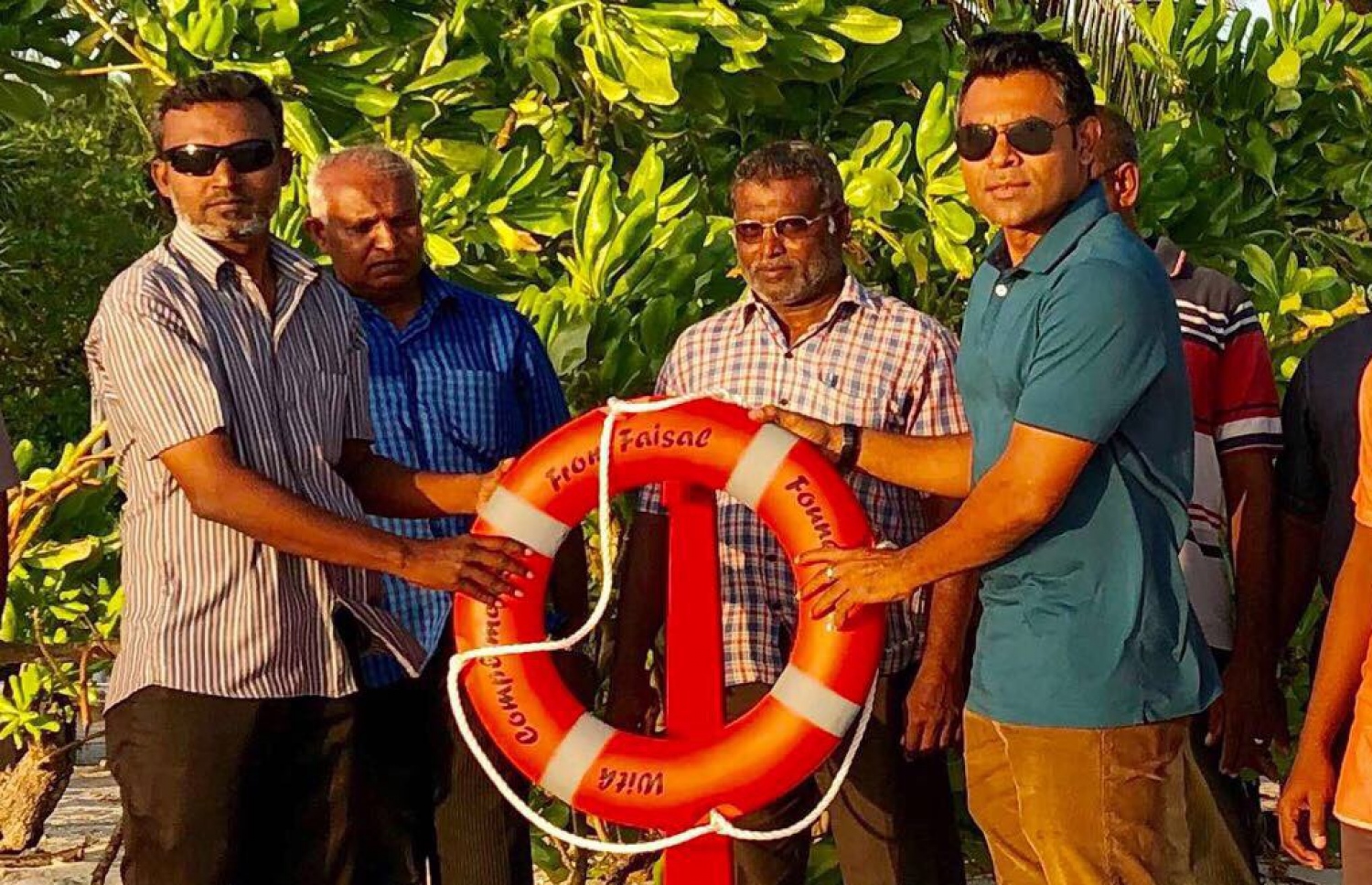 ފައިސަލް ދާއިރާގެ މީހުންނަށް ލައިފް ބޮއި ރިންގުތަކެއް ހަދިޔާ ކުރަނީ.