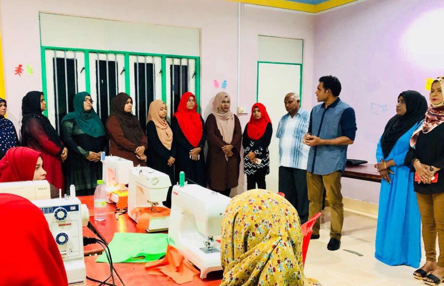 ފަހަން ދަސްކޮށްދޭ ކޯހުގައި ބައިވެރިވި މީހުންނާ ފައިސަލް ވާހަކަ ދައްކަވަނީ. -