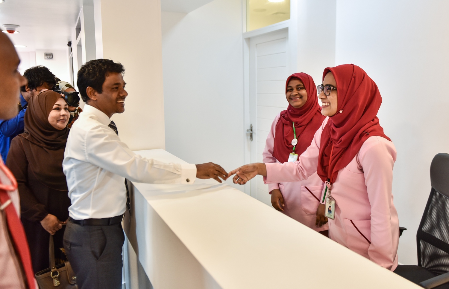 ނާޒިމް ހުޅުމާލެ ހޮސްޕިޓަލްގެ މުވައްޒަފަކާ މިއަދު ސަލާމް ކުރައްވަނީ. - ފޮޓޯ: ހުސެއިން ވަހީދު/ މިހާރު