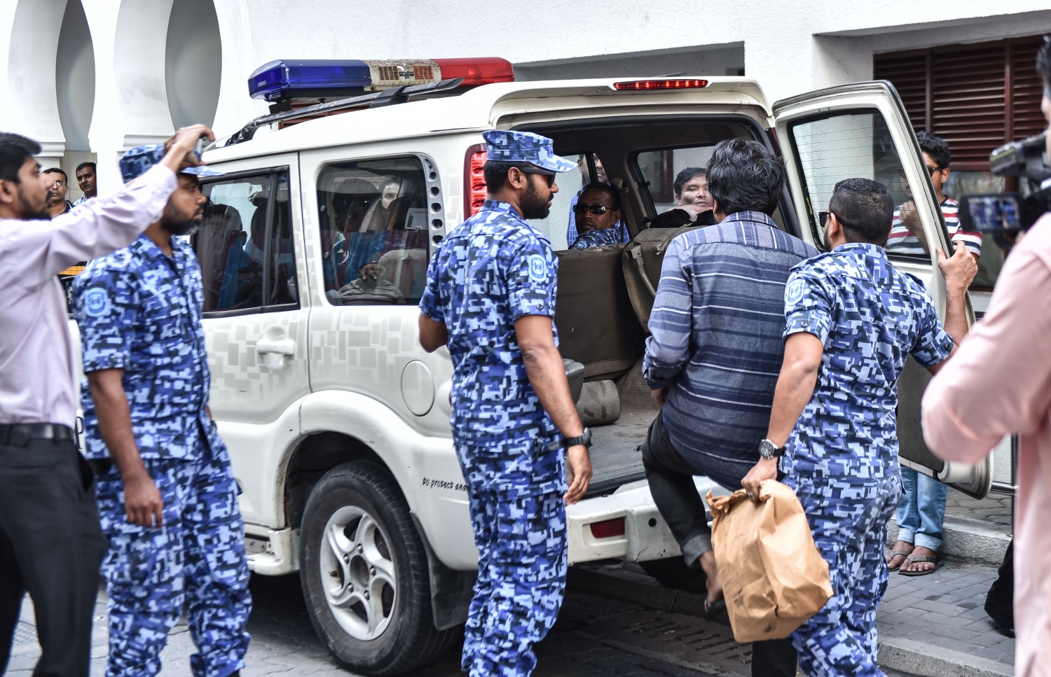 މީހަކު ހައްޔަރު ކުރަނީ --- ފޮޓޯ/މިހާރު