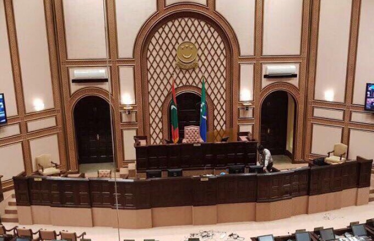 ރިއާސަތުގެ މޭޒު ކުރިމަތީގައި ބޮޑު ލަކުޑި "ފާރެއް"!