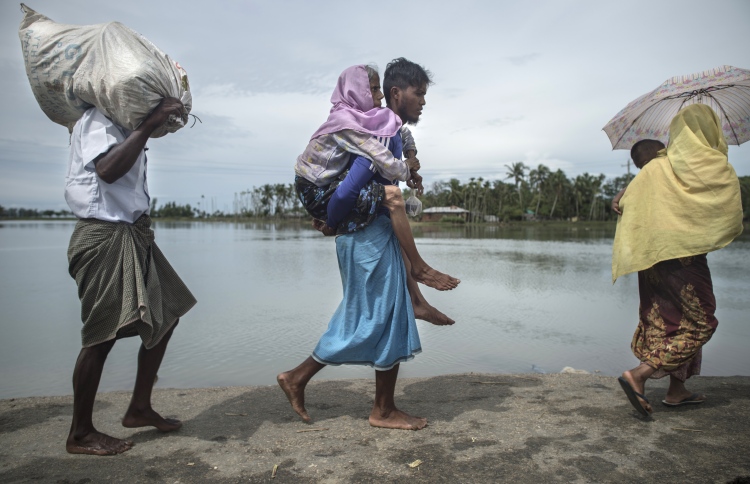 އިންޑިއާއާވީ ފަޅިން ބަންގްލަދޭޝްގެ ބޯޑަރު ބަލަހައްޓަނީ
