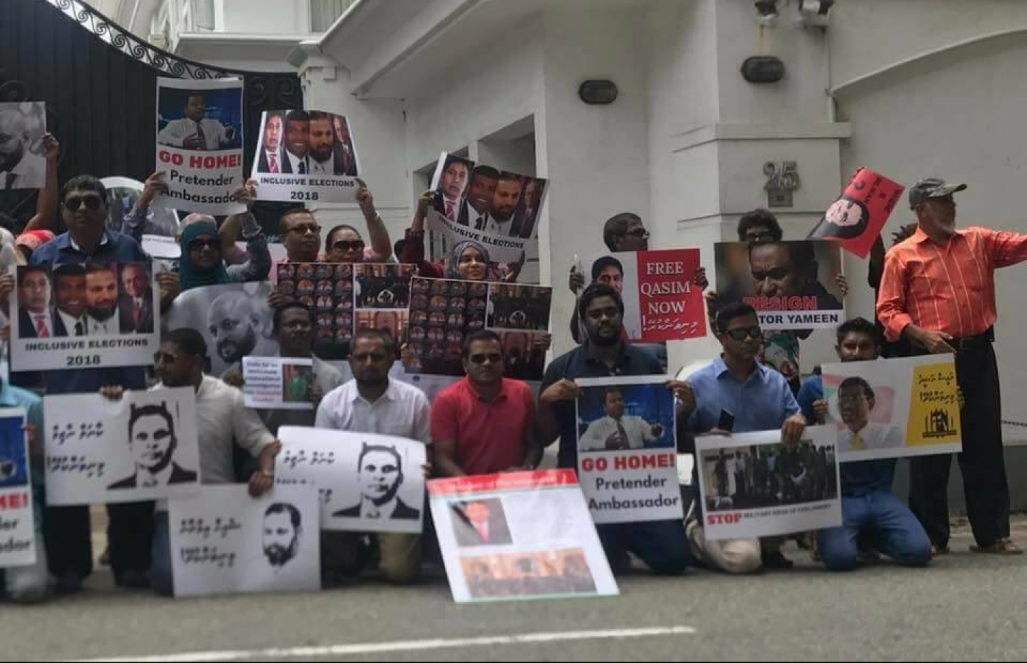 ލަންކާގައި ހުންނަ ދިވެހި އެމްބަސީ ކުރިމަތީގައި އިދިކޮޅު ފަރާތްތަކުން މުޒާހަރާ ކުރަނީ