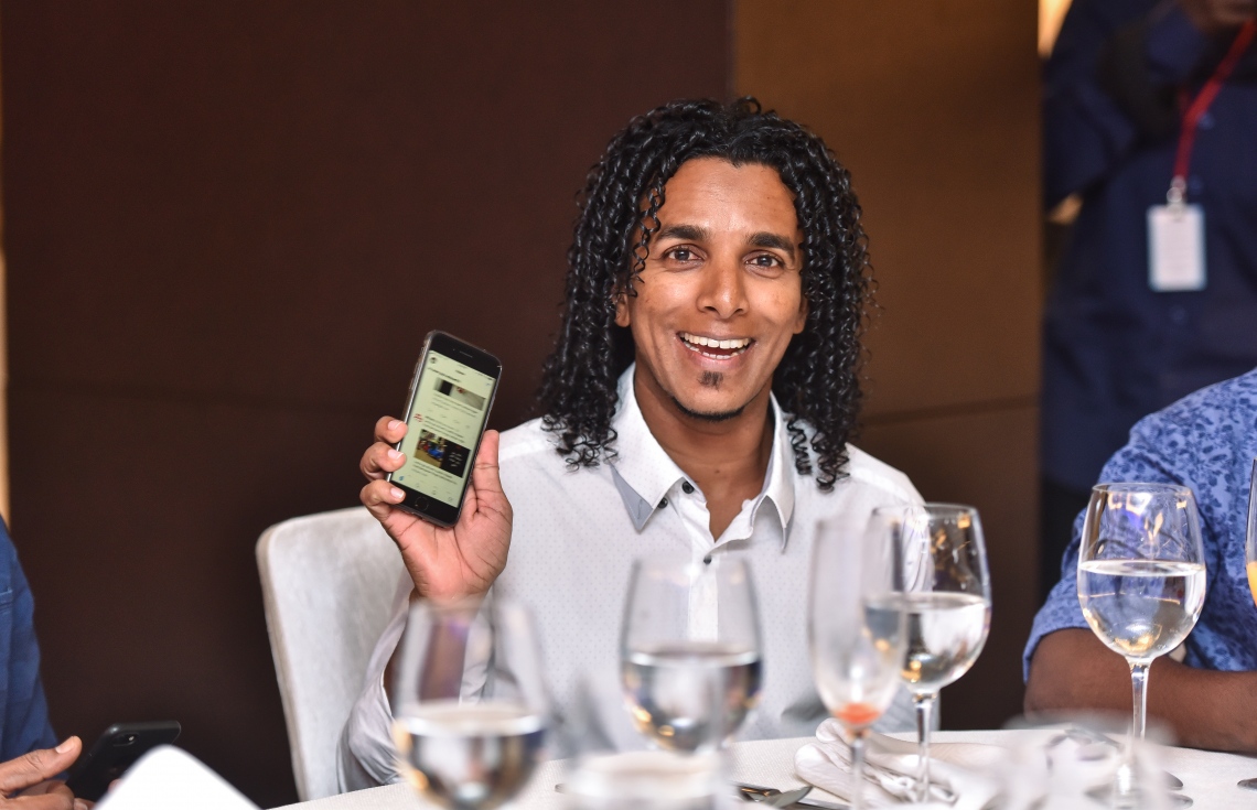 އޮކްޓޯބަރު 12، 2017- އެމްޓީސީސީގެ އެވޯޑް ނައިޓު ހަފުލާގެ ތެރެއިން: މި ހަފުލާގައި ވަނީ އެމްޓީސީސީ އަށް ދިގު މުއްދަތަކަށް ޚިދުމަތް ކުރި މުވައްޒަފުންގެ އިތުރުން އެ ކުންފުނިން ރިޓަޔާ ކުރި މުވައްޒަފުންގެ އަގުވަޒަން ކުރުމާ އެކު ހިއުމަން ރިސޯސް ޑިވެލޮޕްމަންޓް ޕްރޮގްރާމްގެ ދަށުން މަތީ ތައުލީމު ހާސިލްކުރުމުގެ ފުރުސަތު ހޯދި މުވައްޒަފުންނަށް ސްކޮލަޝިޕް ރަސްމީކޮށް ހަވާލުކޮށްފައި.---ފޮޓޯތައް: ހުސައިން ވަހީދު/މިހާރު