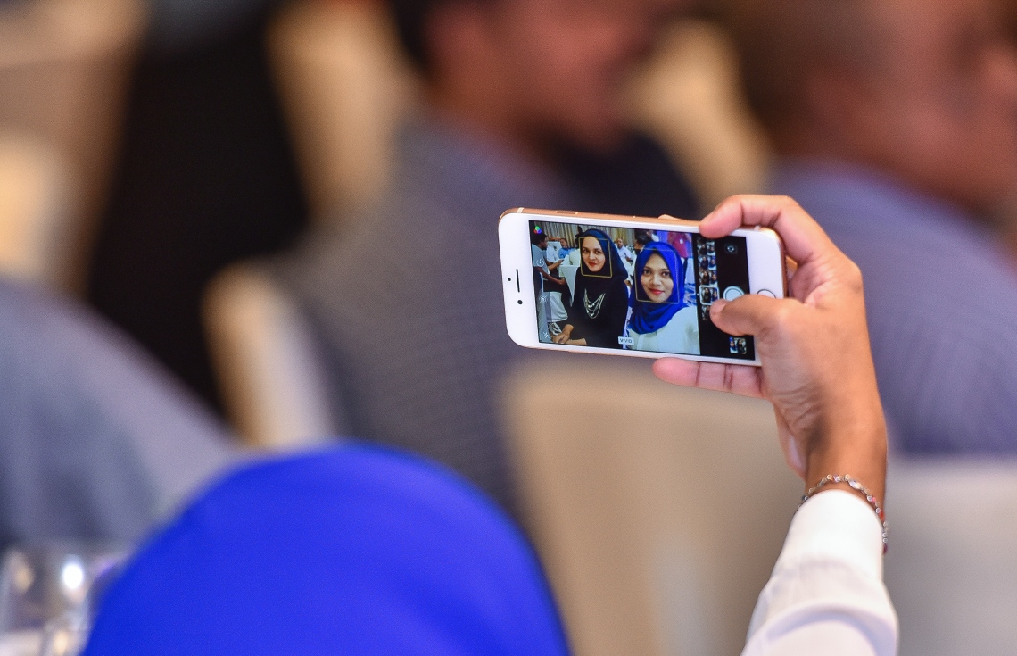 އޮކްޓޯބަރު 12، 2017- އެމްޓީސީސީ އެވޯޑް ނައިޓުގައި އެ ކުންފުނީގެ ދެ މުވައްޒަފަކު ސެލްފީއެއް ނަގަނީ.---ފޮޓޯ: ހުސެއިން ވަހީދު/މިހާރު