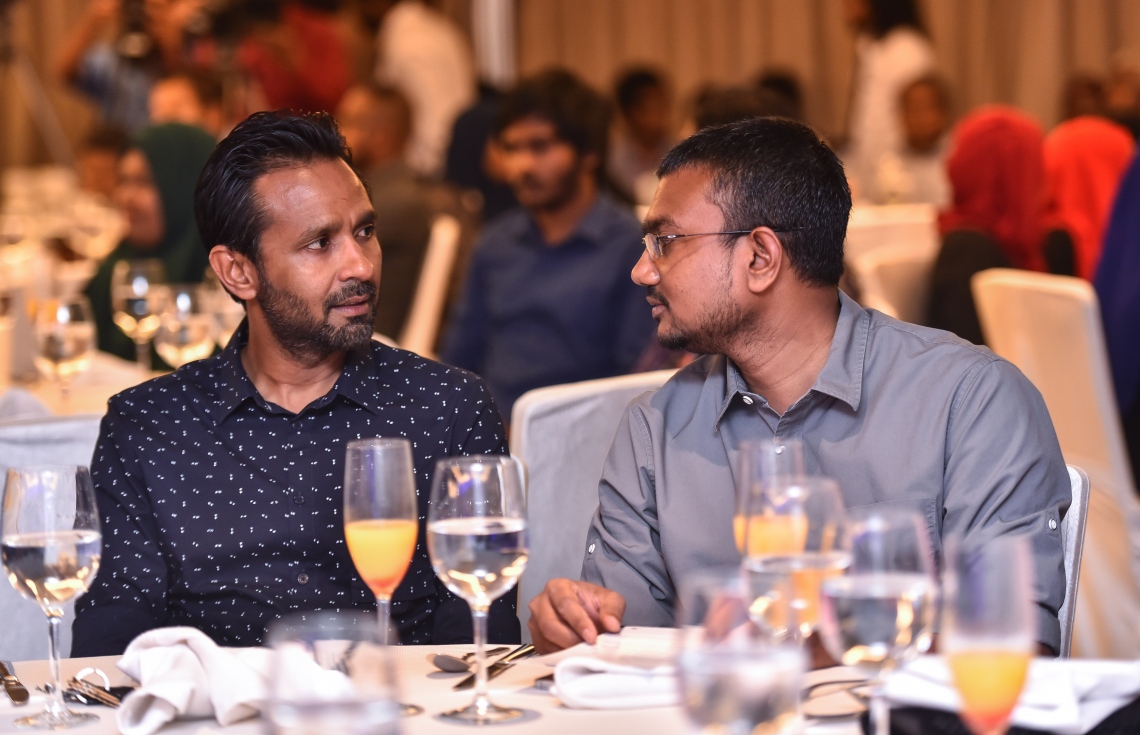 އޮކްޓޯބަރު 12، 2017- އެމްޓީސީސީގެ އެވޯޑް ނައިޓު ހަފުލާގެ ތެރެއިން: މި ހަފުލާގައި ވަނީ އެމްޓީސީސީ އަށް ދިގު މުއްދަތަކަށް ޚިދުމަތް ކުރި މުވައްޒަފުންގެ އިތުރުން އެ ކުންފުނިން ރިޓަޔާ ކުރި މުވައްޒަފުންގެ އަގުވަޒަން ކުރުމާ އެކު ހިއުމަން ރިސޯސް ޑިވެލޮޕްމަންޓް ޕްރޮގްރާމްގެ ދަށުން މަތީ ތައުލީމު ހާސިލްކުރުމުގެ ފުރުސަތު ހޯދި މުވައްޒަފުންނަށް ސްކޮލަޝިޕް ރަސްމީކޮށް ހަވާލުކޮށްފައި.---ފޮޓޯތައް: ހުސައިން ވަހީދު/މިހާރު