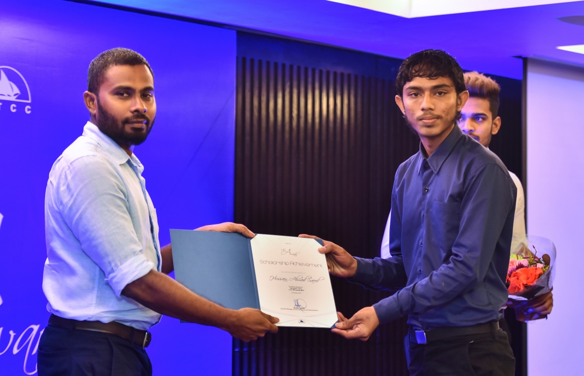 އޮކްޓޯބަރު 12، 2017- އެމްޓީސީސީގެ އެވޯޑް ނައިޓު ހަފުލާގައި، އެ ކުންފުނީގެ ސްކޮލަޝިޕް ލިބުނު މީހަކަށް އެކަމުގެ ލިޔުން ހަވާލު ކުރައްވަނީ: މި ހަފުލާގައި ވަނީ އެމްޓީސީސީ އަށް ދިގު މުއްދަތަކަށް ޚިދުމަތް ކުރި މުވައްޒަފުންގެ އިތުރުން އެ ކުންފުނިން ރިޓަޔާ ކުރި މުވައްޒަފުންގެ އަގުވަޒަން ކުރުމާ އެކު ހިއުމަން ރިސޯސް ޑިވެލޮޕްމަންޓް ޕްރޮގްރާމްގެ ދަށުން މަތީ ތައުލީމު ހާސިލްކުރުމުގެ ފުރުސަތު ހޯދި މުވައްޒަފުންނަށް ސްކޮލަޝިޕް ރަސްމީކޮށް ހަވާލުކޮށްފައި.---ފޮޓޯތައް: ހުސައިން ވަހީދު/މިހާރު