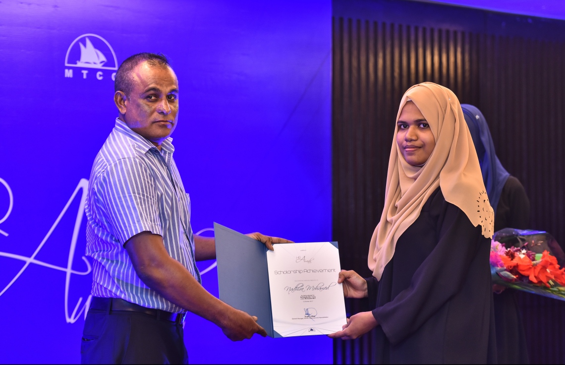 އޮކްޓޯބަރު 12، 2017- އެމްޓީސީސީގެ އެވޯޑް ނައިޓު ހަފުލާގައި، އެ ކުންފުނީގެ ސްކޮލަޝިޕް ލިބުނު މީހަކަށް އެކަމުގެ ލިޔުން ހަވާލު ކުރައްވަނީ: މި ހަފުލާގައި ވަނީ އެމްޓީސީސީ އަށް ދިގު މުއްދަތަކަށް ޚިދުމަތް ކުރި މުވައްޒަފުންގެ އިތުރުން އެ ކުންފުނިން ރިޓަޔާ ކުރި މުވައްޒަފުންގެ އަގުވަޒަން ކުރުމާ އެކު ހިއުމަން ރިސޯސް ޑިވެލޮޕްމަންޓް ޕްރޮގްރާމްގެ ދަށުން މަތީ ތައުލީމު ހާސިލްކުރުމުގެ ފުރުސަތު ހޯދި މުވައްޒަފުންނަށް ސްކޮލަޝިޕް ރަސްމީކޮށް ހަވާލުކޮށްފައި.---ފޮޓޯތައް: ހުސައިން ވަހީދު/މިހާރު