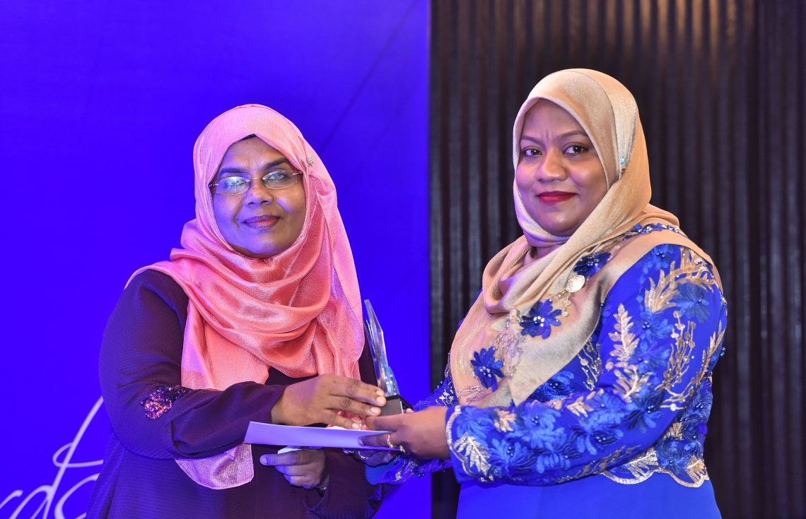 އޮކްޓޯބަރު 12، 2017- އެމްޓީސީސީގެ އެވޯޑް ނައިޓު ހަފުލާގެ ތެރެއިން: މި ހަފުލާގައި ވަނީ އެމްޓީސީސީ އަށް ދިގު މުއްދަތަކަށް ޚިދުމަތް ކުރި މުވައްޒަފުންގެ އިތުރުން އެ ކުންފުނިން ރިޓަޔާ ކުރި މުވައްޒަފުންގެ އަގުވަޒަން ކުރުމާ އެކު ހިއުމަން ރިސޯސް ޑިވެލޮޕްމަންޓް ޕްރޮގްރާމްގެ ދަށުން މަތީ ތައުލީމު ހާސިލްކުރުމުގެ ފުރުސަތު ހޯދި މުވައްޒަފުންނަށް ސްކޮލަޝިޕް ރަސްމީކޮށް ހަވާލުކޮށްފައި.---ފޮޓޯތައް: ހުސައިން ވަހީދު/މިހާރު