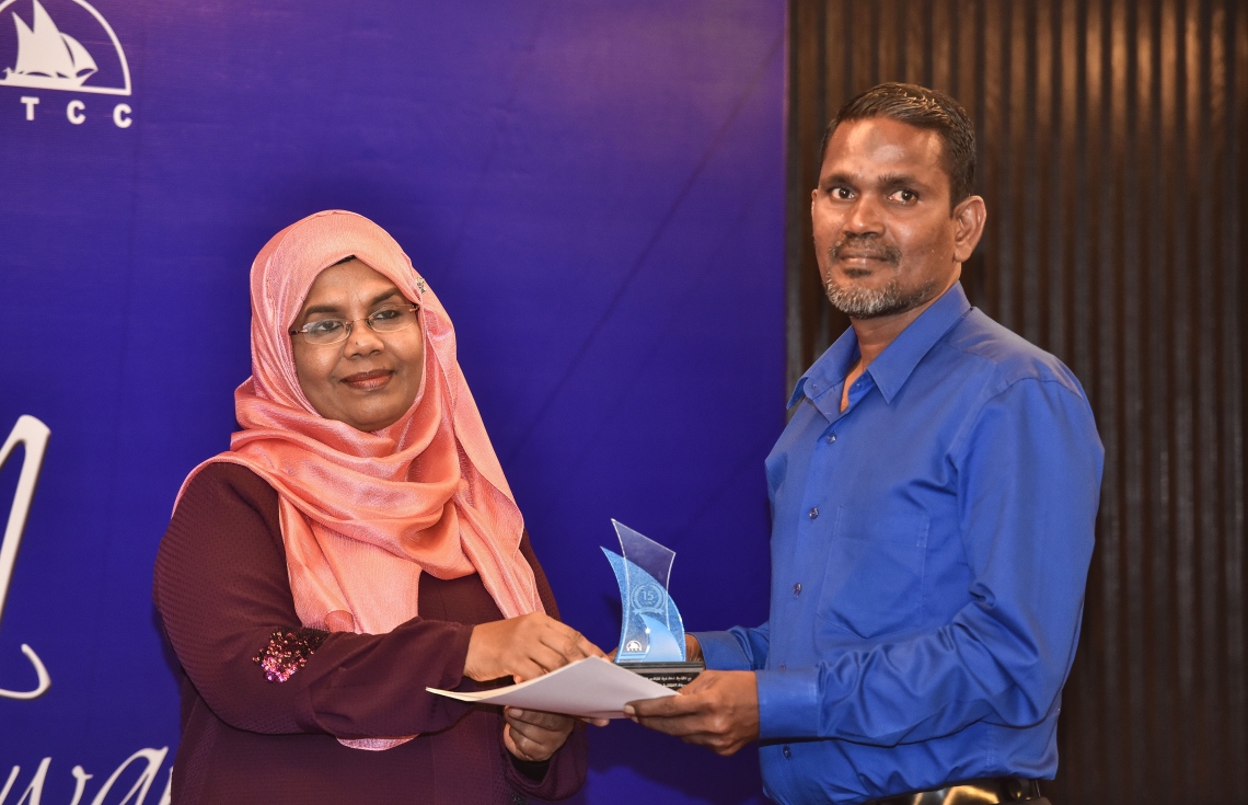 އޮކްޓޯބަރު 12، 2017- އެމްޓީސީސީގެ އެވޯޑް ނައިޓު ހަފުލާގެ ތެރެއިން: މި ހަފުލާގައި ވަނީ އެމްޓީސީސީ އަށް ދިގު މުއްދަތަކަށް ޚިދުމަތް ކުރި މުވައްޒަފުންގެ އިތުރުން އެ ކުންފުނިން ރިޓަޔާ ކުރި މުވައްޒަފުންގެ އަގުވަޒަން ކުރުމާ އެކު ހިއުމަން ރިސޯސް ޑިވެލޮޕްމަންޓް ޕްރޮގްރާމްގެ ދަށުން މަތީ ތައުލީމު ހާސިލްކުރުމުގެ ފުރުސަތު ހޯދި މުވައްޒަފުންނަށް ސްކޮލަޝިޕް ރަސްމީކޮށް ހަވާލުކޮށްފައި.---ފޮޓޯތައް: ހުސައިން ވަހީދު/މިހާރު