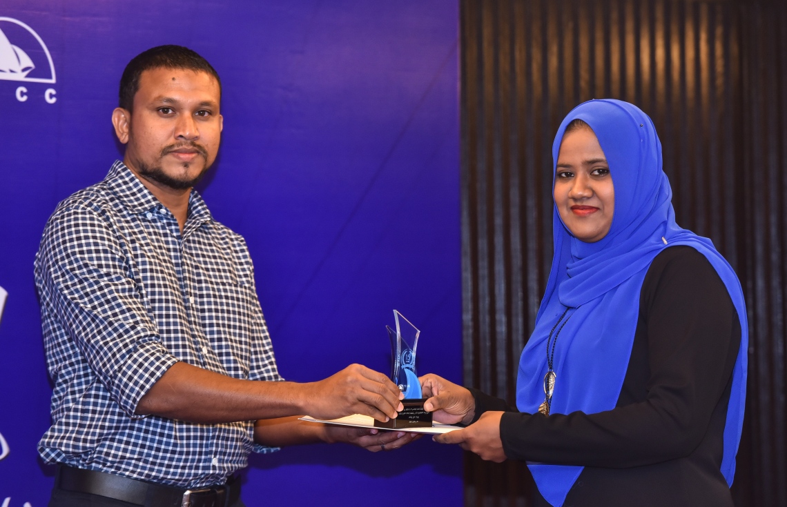 އޮކްޓޯބަރު 12، 2017- އެމްޓީސީސީގެ އެވޯޑް ނައިޓު ހަފުލާގެ ތެރެއިން: މި ހަފުލާގައި ވަނީ އެމްޓީސީސީ އަށް ދިގު މުއްދަތަކަށް ޚިދުމަތް ކުރި މުވައްޒަފުންގެ އިތުރުން އެ ކުންފުނިން ރިޓަޔާ ކުރި މުވައްޒަފުންގެ އަގުވަޒަން ކުރުމާ އެކު ހިއުމަން ރިސޯސް ޑިވެލޮޕްމަންޓް ޕްރޮގްރާމްގެ ދަށުން މަތީ ތައުލީމު ހާސިލްކުރުމުގެ ފުރުސަތު ހޯދި މުވައްޒަފުންނަށް ސްކޮލަޝިޕް ރަސްމީކޮށް ހަވާލުކޮށްފައި.---ފޮޓޯތައް: ހުސައިން ވަހީދު/މިހާރު