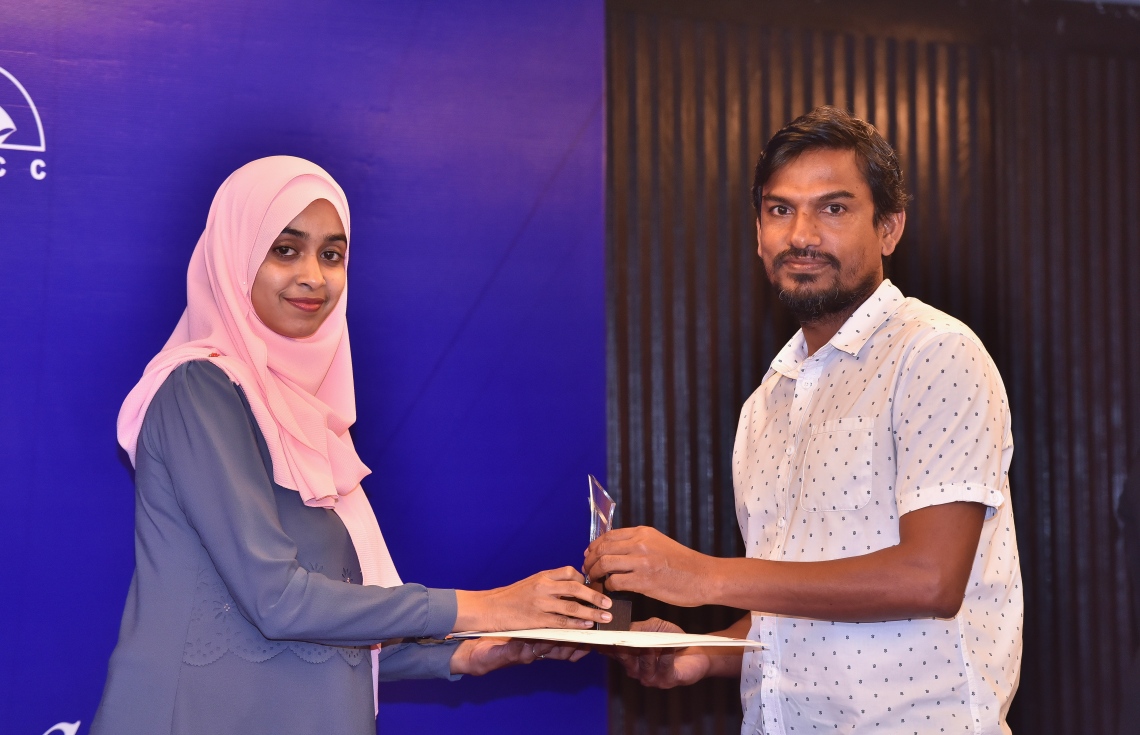 އޮކްޓޯބަރު 12، 2017- އެމްޓީސީސީ އެވޯޑް ނައިޓުގައި އެ ކުންފުނީގެ މުވައްޒަފަކަށް އިނާމު ދެނީ.---ފޮޓޯ: ހުސެއިން ވަހީދު/މިހާރު