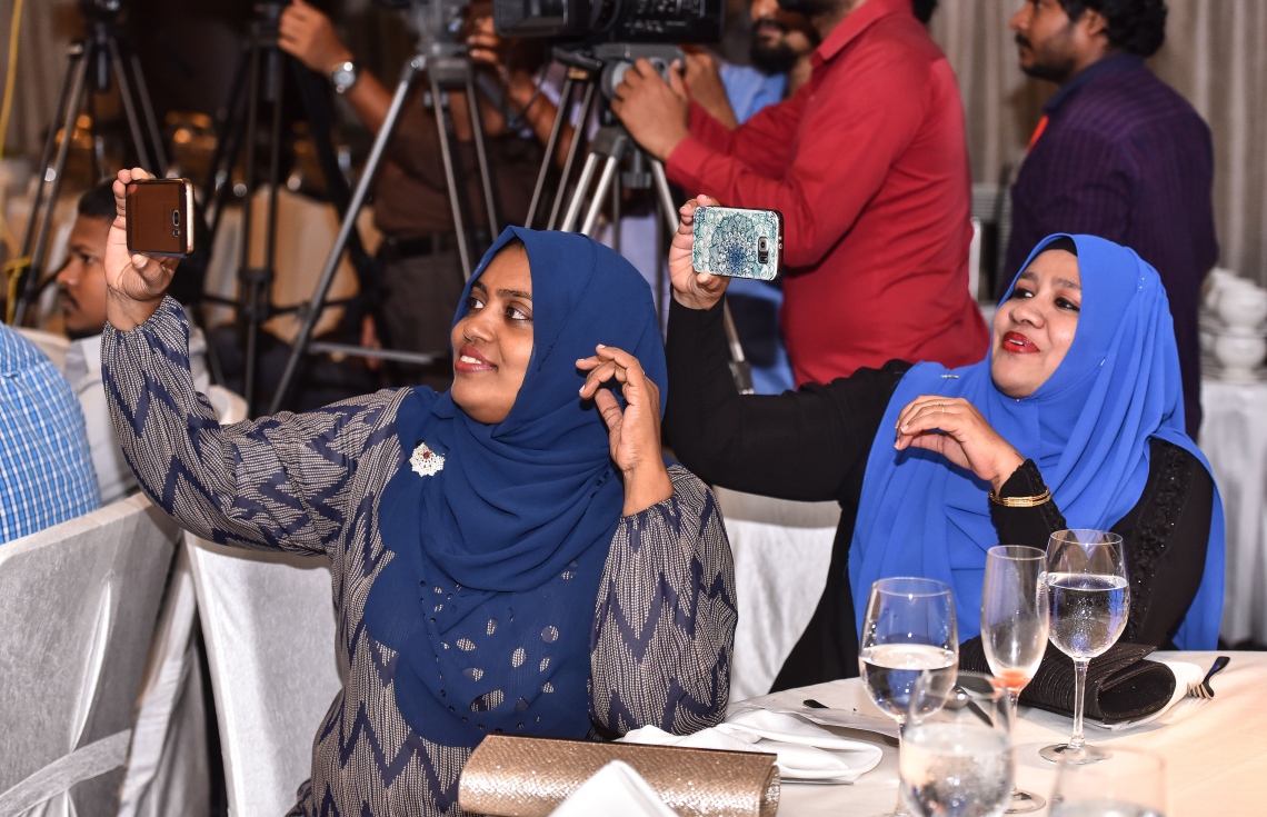 އޮކްޓޯބަރު 12، 2017- އެމްޓީސީސީ އެވޯޑް ނައިޓުގައި އެ ކުންފުނީގެ ދެ މުވައްޒަފަކު ސެލްފީއެއް ނަގަނީ.---ފޮޓޯ: ހުސެއިން ވަހީދު/މިހާރު