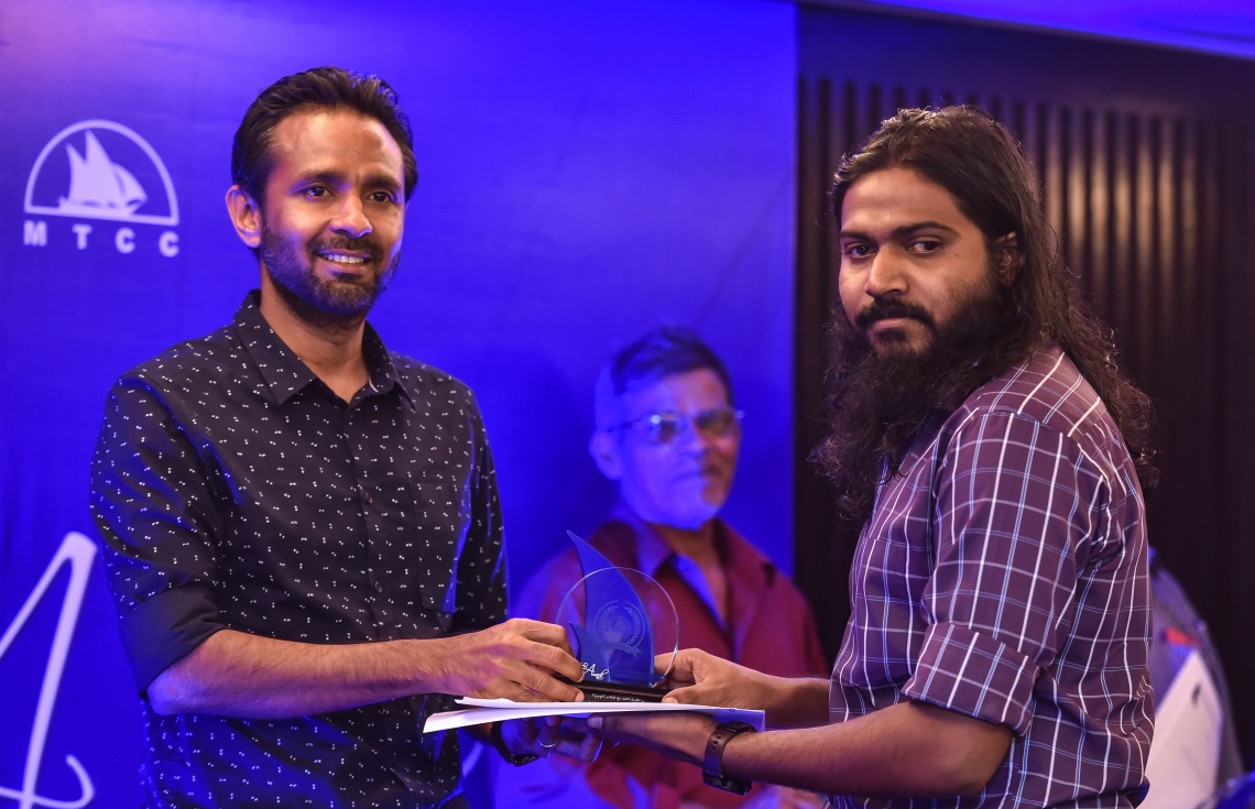 އޮކްޓޯބަރު 12، 2017- އެމްޓީީސީސީ އަށް ގިނަ ދުވަސްތަކެއް ވަންދެން ޚިދުމަތް ކުރި މުވައްޒަފަކަށް، އެ ކުންފުނީގެ ސީއީއޯ އިބްރާހިމް ޒިޔަތު، އެމްޓީސީސީގެ އެވޯޑް ނައިޓުގައި އިނާމު ދެއްވަނީ.---ފޮޓޯ: ހުސެއިން ވަހީދު/މިހާރު