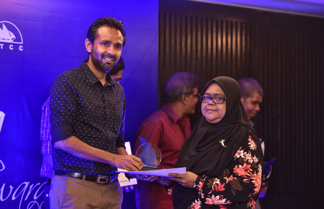 އޮކްޓޯބަރު 12، 2017- އެމްޓީީސީސީ އަށް ގިނަ ދުވަސްތަކެއް ވަންދެން ޚިދުމަތް ކުރި މުވައްޒަފަކަށް، އެ ކުންފުނީގެ ސީއީއޯ އިބްރާހިމް ޒިޔަތު، އެމްޓީސީސީގެ އެވޯޑް ނައިޓުގައި އިނާމު ދެއްވަނީ.---ފޮޓޯ: ހުސެއިން ވަހީދު/މިހާރު