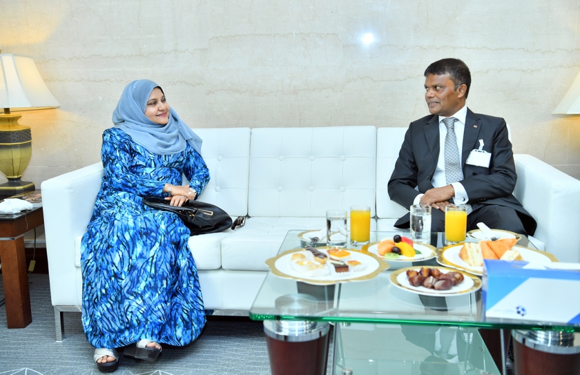 ޔުނައިޓެޑް އަރަބް އެމިރޭޓްސް(ޔޫއޭއީ): އޮކްޓޯބަރު 16، 2017: ރައީސް އަބްދުﷲ ޔާމީންގެ ދެކަނބަލުން ޔުނައިޓެޑް އަރަބް އެމިރޭޓްސް (ޔޫއޭއީ) އަށް ކުރައްވަމުން ގެންދަވާ ދަތުރުފުޅުގައި ރައީސް ޔާމީންގެ އަނބިކަނބަލުން ފާތުމަތު އިބްރާހިމް(ވ) އެމިރޭޓްސް އިންޓަނޭޝަނަލް އެއާޕޯޓުގައި.-- ފޮޓޯ: ރައީސް އޮފީސް