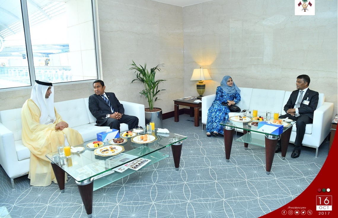 ޔުނައިޓެޑް އަރަބް އެމިރޭޓްސް(ޔޫއޭއީ): އޮކްޓޯބަރު 16، 2017: ރައީސް އަބްދުﷲ ޔާމީންގެ ދެކަނބަލުން ޔުނައިޓެޑް އަރަބް އެމިރޭޓްސް (ޔޫއޭއީ) އަށް ކުރައްވަމުން ގެންދަވާ ދަތުރުފުޅުގައި ރައީސް ޔާމީންގެ ދެކަނބަލުން ދުބާއީ އިންޓަނޭޝަނަލް އެއާޕޯޓުގައި.-- ފޮޓޯ: ރައީސް އޮފީސް