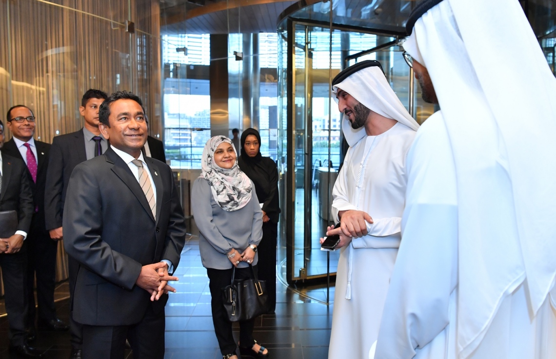 ޔުނައިޓެޑް އަރަބް އެމިރޭޓްސް(ޔޫއޭއީ): އޮކްޓޯބަރު 16، 2017: ރައީސް އަބްދުﷲ ޔާމީންގެ ދެކަނބަލުން ޔުނައިޓެޑް އަރަބް އެމިރޭޓްސް (ޔޫއޭއީ) އަށް ކުރައްވަމުން ގެންދަވާ ދަތުރުފުޅުގައި ދުނިޔޭގެ އެންމެ އުސް އިމާރާތް ކަމަށްވާ ބުރުޖް ޚަލީފާ އަށް ކުރެއްވި ޒިޔާރަތުގައި އެ ތަނުގެ ހެޑް އޮފް ޕްރޮޓޮކޯލުން އެ ދެކަނބަލުންނަށް މަރުހަބާ ދަންނަވަނީ.-- ފޮޓޯ: ރައީސް އޮފީސް