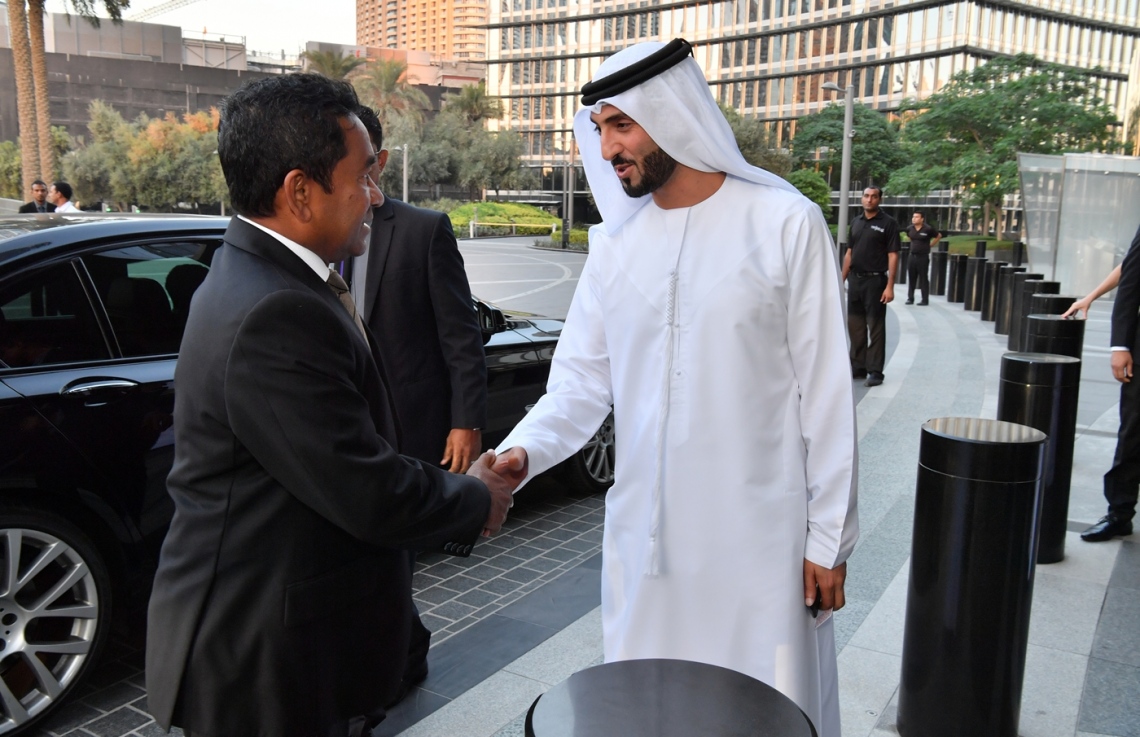 ޔުނައިޓެޑް އަރަބް އެމިރޭޓްސް(ޔޫއޭއީ): އޮކްޓޯބަރު 16، 2017: ރައީސް އަބްދުﷲ ޔާމީންގެ ދެކަނބަލުން ޔުނައިޓެޑް އަރަބް އެމިރޭޓްސް (ޔޫއޭއީ) އަށް ކުރައްވަމުން ގެންދަވާ ދަތުރުފުޅުގައި ދުނިޔޭގެ އެންމެ އުސް އިމާރާތް ކަމަށްވާ ބުރުޖް ޚަލީފާ އަށް ކުރެއްވި ޒިޔާރަތުގައި އެ ތަނުގެ ހެޑް އޮފް ޕްރޮޓޮކޯލެއް ރައީސް ޔާމީނަށް މަރުހަބާ ދަންނަވަނީ.-- ފޮޓޯ: ރައީސް އޮފީސް