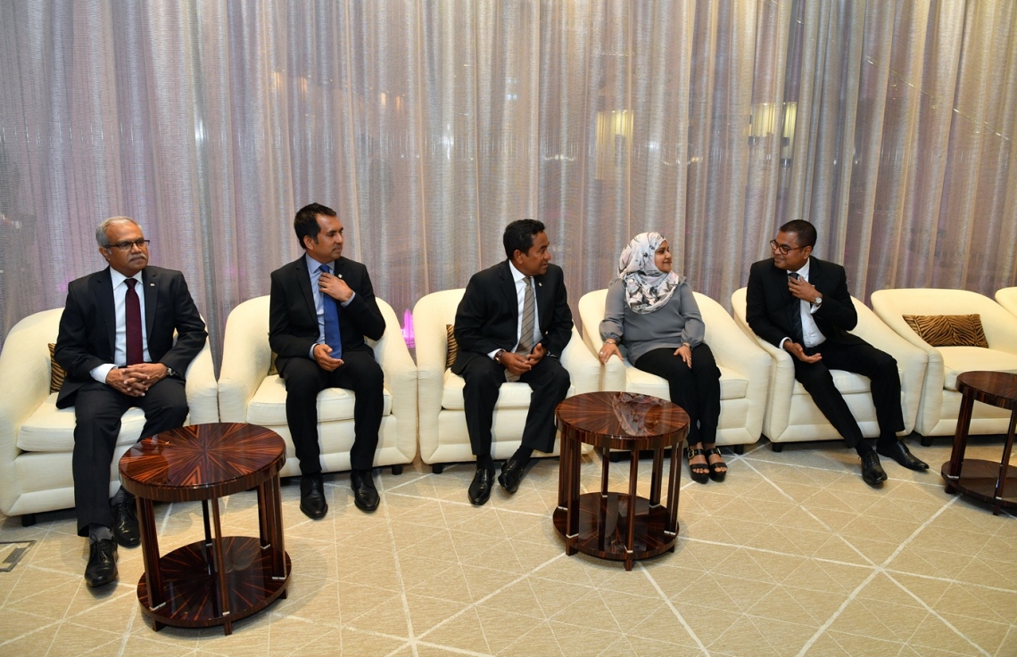 ޔުނައިޓެޑް އަރަބް އެމިރޭޓްސް(ޔޫއޭއީ): އޮކްޓޯބަރު 16، 2017: ރައީސް އަބްދުﷲ ޔާމީންގެ ދެކަނބަލުން ޔުނައިޓެޑް އަރަބް އެމިރޭޓްސް (ޔޫއޭއީ) އަށް ކުރައްވަމުން ގެންދަވާ ދަތުރުފުޅުގައި ދުނިޔޭގެ އެންމެ އުސް އިމާރާތް ކަމަށްވާ ބުރުޖް ޚަލީފާ އަށް ކުރެއްވި ޒިޔާރަތުގައި ރައީސް ޔާމީންގެ ދެކަނބަލުންގެ އިތުރުން އެންވާރްމަންޓް މިނިސްޓަރު ތޯރިގް އިބްރާހިމް(ކ)، ފޮރިން މިނިސްޓަރު  އާސިމް އަހުމަދު(ވ)، އެކޮނޮމިކް މިނިސްޓަރު މުހައްމަދު ސައީދު(ވ-2) ބައިވެރިވެ ވަޑައިގަންނަވަނީ .-- ފޮޓޯ: ރައީސް އޮފީސް