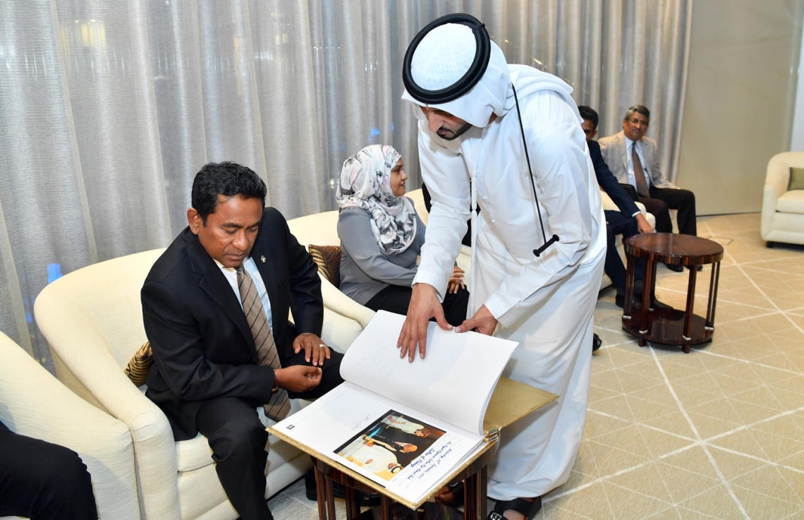 ޔުނައިޓެޑް އަރަބް އެމިރޭޓްސް(ޔޫއޭއީ): އޮކްޓޯބަރު 16، 2017: ރައީސް އަބްދުﷲ ޔާމީންގެ ދެކަނބަލުން ޔުނައިޓެޑް އަރަބް އެމިރޭޓްސް (ޔޫއޭއީ) އަށް ކުރައްވަމުން ގެންދަވާ ދަތުރުފުޅުގައި ދުނިޔޭގެ އެންމެ އުސް އިމާރާތް ކަމަށްވާ ބުރުޖް ޚަލީފާ އަށް ކުރެއްވި ޒިޔާރަތުގައި ރައީސް ޔާމީން އިއްޒަތްތެރިން ސޮއި ކުރައްވާ ފޮތުގައި ސޮއި ކުރައްވަނީ.-- ފޮޓޯ: ރައީސް އޮފީސް