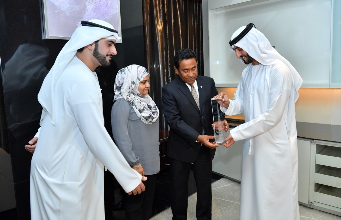 ޔުނައިޓެޑް އަރަބް އެމިރޭޓްސް(ޔޫއޭއީ): އޮކްޓޯބަރު 16، 2017: ރައީސް އަބްދުﷲ ޔާމީންގެ ދެކަނބަލުން ޔުނައިޓެޑް އަރަބް އެމިރޭޓްސް (ޔޫއޭއީ) އަށް ކުރައްވަމުން ގެންދަވާ ދަތުރުފުޅުގައި ދުނިޔޭގެ އެންމެ އުސް އިމާރާތް ކަމަށްވާ ބުރުޖް ޚަލީފާ އަށް ކުރެއްވި ޒިޔާރަތުގައި އެ ތަނުގެ ހެޑް އޮފް ޕްރޮޓޮކޯލެއް އެ ދެކަނބަލުންނަށް ހަނދާނީ ފިލައެއް ދެއްވަނީ.-- ފޮޓޯ: ރައީސް އޮފީސް