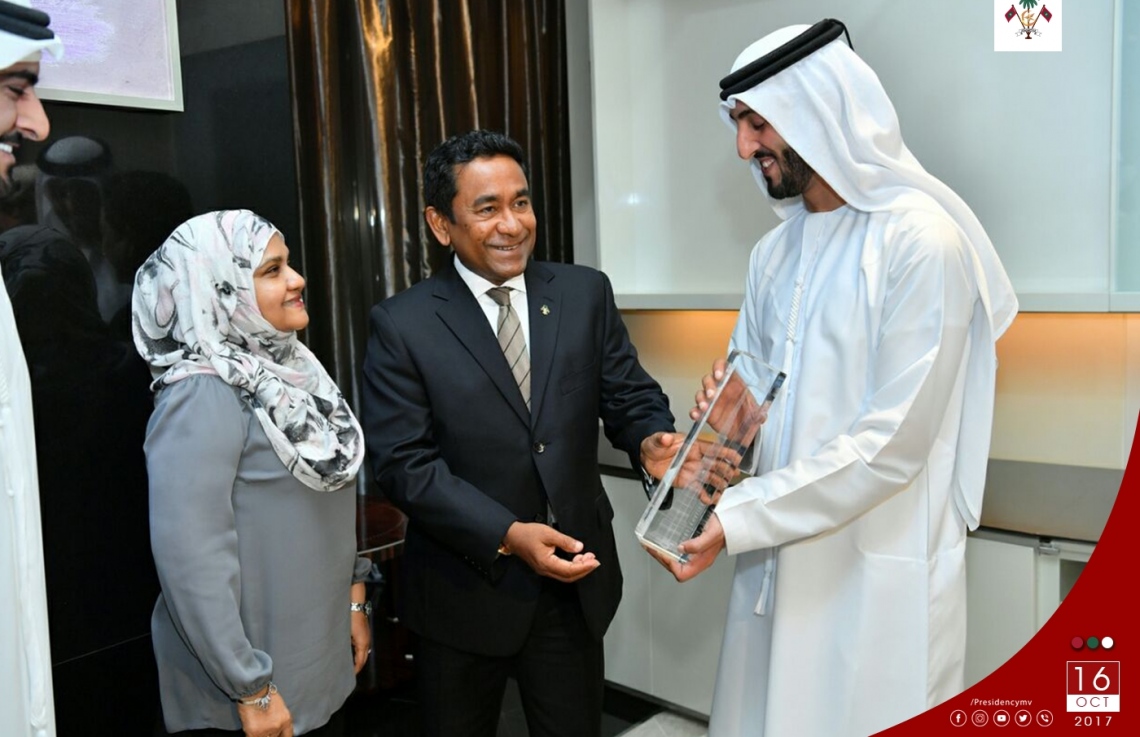 ޔުނައިޓެޑް އަރަބް އެމިރޭޓްސް(ޔޫއޭއީ): އޮކްޓޯބަރު 16، 2017: ރައީސް އަބްދުﷲ ޔާމީންގެ ދެކަނބަލުން ޔުނައިޓެޑް އަރަބް އެމިރޭޓްސް (ޔޫއޭއީ) އަށް ކުރައްވަމުން ގެންދަވާ ދަތުރުފުޅުގައި ދުނިޔޭގެ އެންމެ އުސް އިމާރާތް ކަމަށްވާ ބުރުޖް ޚަލީފާ އަށް ކުރެއްވި ޒިޔާރަތުގައި އެ ތަނުގެ ހެޑް އޮފް ޕްރޮޓޮކޯލެއް އެ ދެކަނބަލުންނަށް ހަނދާނީ ފިލައެއް ދެއްވަނީ.-- ފޮޓޯ: ރައީސް އޮފީސް